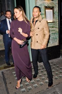 Chrissy Teigen feet photo thumbnail