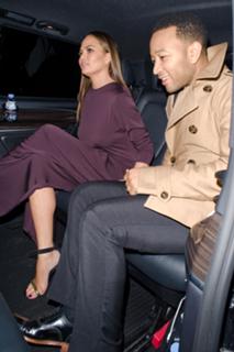 Chrissy Teigen feet photo thumbnail