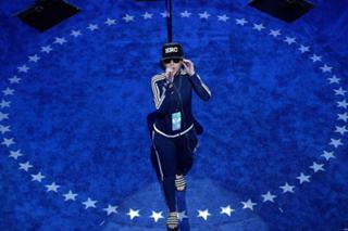 Katy Perry feet photo thumbnail