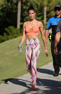 Sara Sampaio feet photo thumbnail