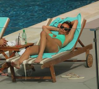 Melanie Sykes feet photo thumbnail