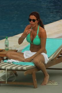 Melanie Sykes feet photo thumbnail