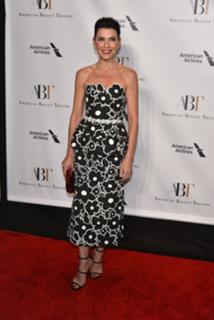 Julianna Margulies feet photo thumbnail