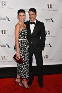 Julianna Margulies feet photo thumbnail