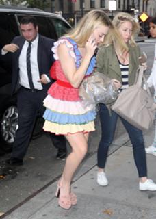 Dakota Fanning feet photo thumbnail