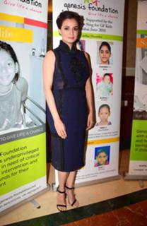 Dia Mirza feet photo thumbnail