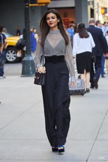 Victoria Justice feet photo thumbnail