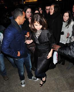 Selena Gomez feet photo thumbnail