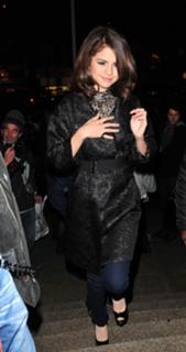Selena Gomez feet photo thumbnail