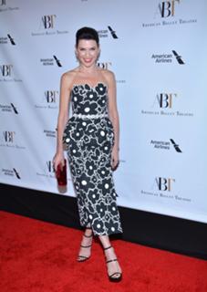 Julianna Margulies feet photo thumbnail