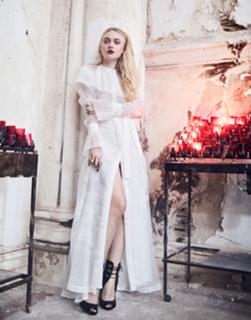 Dakota Fanning feet photo thumbnail