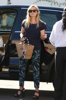 Reese Witherspoon feet photo thumbnail