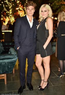 Pixie Lott feet photo thumbnail