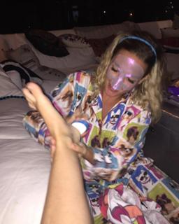 Miley Cyrus feet photo thumbnail