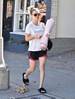 Kaley Cuoco feet photo thumbnail