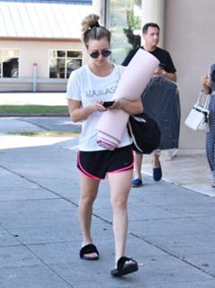 Kaley Cuoco feet photo thumbnail