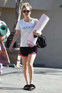Kaley Cuoco feet photo thumbnail