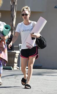 Kaley Cuoco feet photo thumbnail
