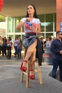 Katy Perry feet photo thumbnail