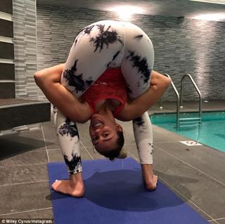 Miley Cyrus feet photo thumbnail