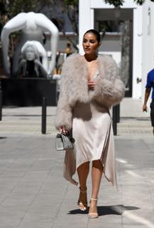 Olivia Culpo feet photo thumbnail