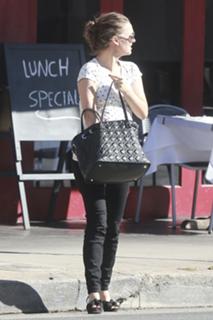 Natalie Portman feet photo thumbnail