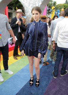Anna Kendrick feet photo thumbnail