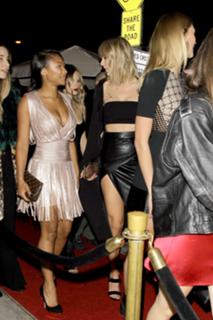 Taylor Swift feet photo thumbnail