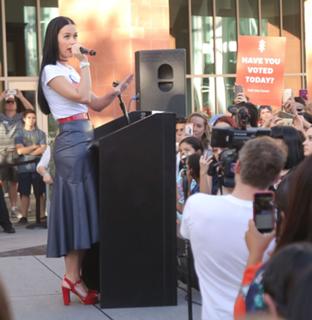Katy Perry feet photo thumbnail