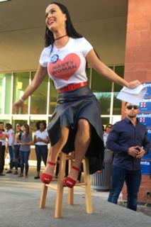 Katy Perry feet photo thumbnail