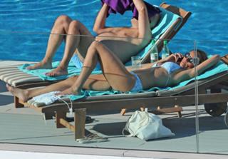 Melanie Sykes feet photo thumbnail