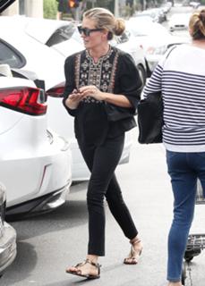 Cat Deeley feet photo thumbnail