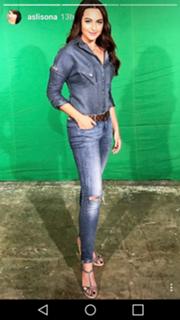 Sonakshi Sinha feet photo thumbnail