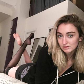 Holly Burt feet photo 4