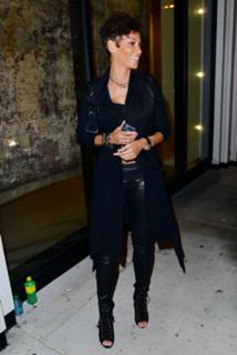 Nicole Murphy feet photo thumbnail