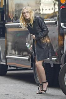 Dakota Fanning feet photo thumbnail