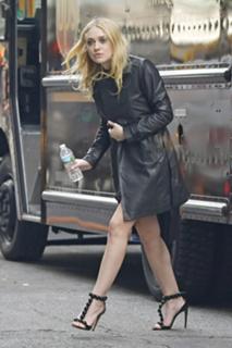 Dakota Fanning feet photo thumbnail