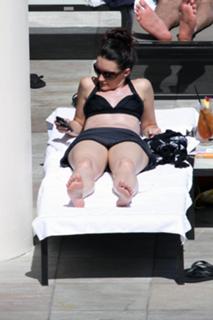 Kristin Davis feet photo thumbnail