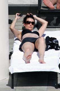 Kristin Davis feet photo thumbnail