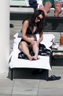 Kristin Davis feet photo thumbnail