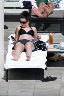 Kristin Davis feet photo thumbnail