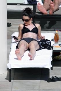 Kristin Davis feet photo thumbnail
