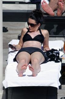 Kristin Davis feet photo thumbnail