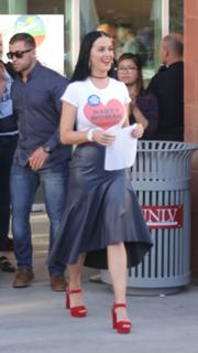 Katy Perry feet photo thumbnail