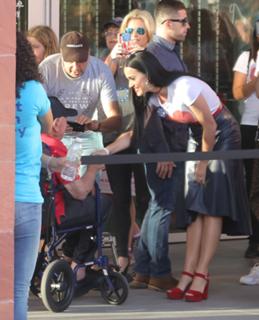 Katy Perry feet photo thumbnail