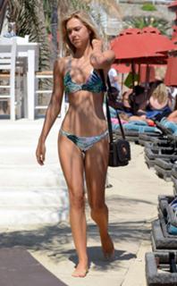 Alexis Ren feet photo thumbnail