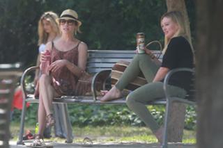 Hilary Duff feet photo thumbnail