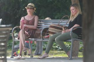 Hilary Duff feet photo thumbnail