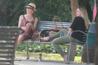 Hilary Duff feet photo thumbnail