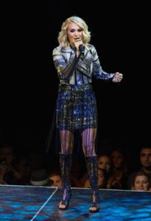 Carrie Underwood feet photo thumbnail